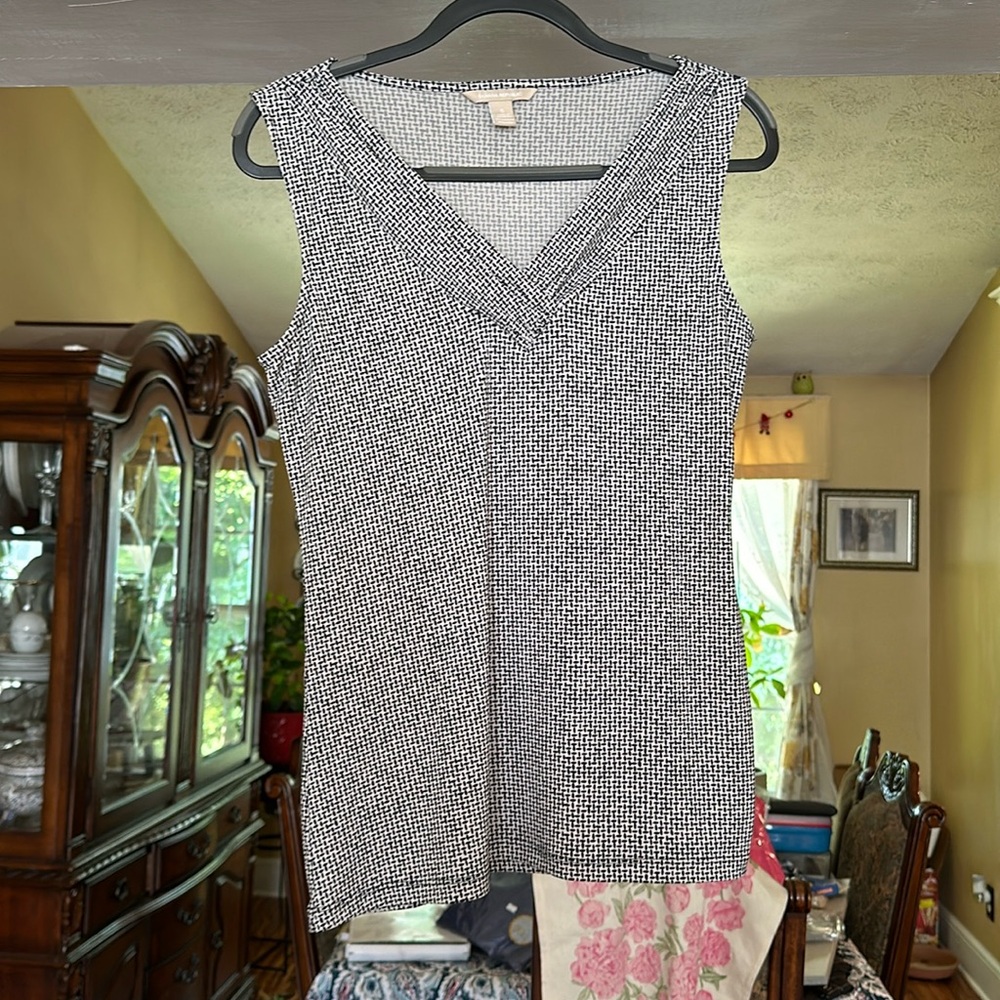 Black and white sleevless shirt